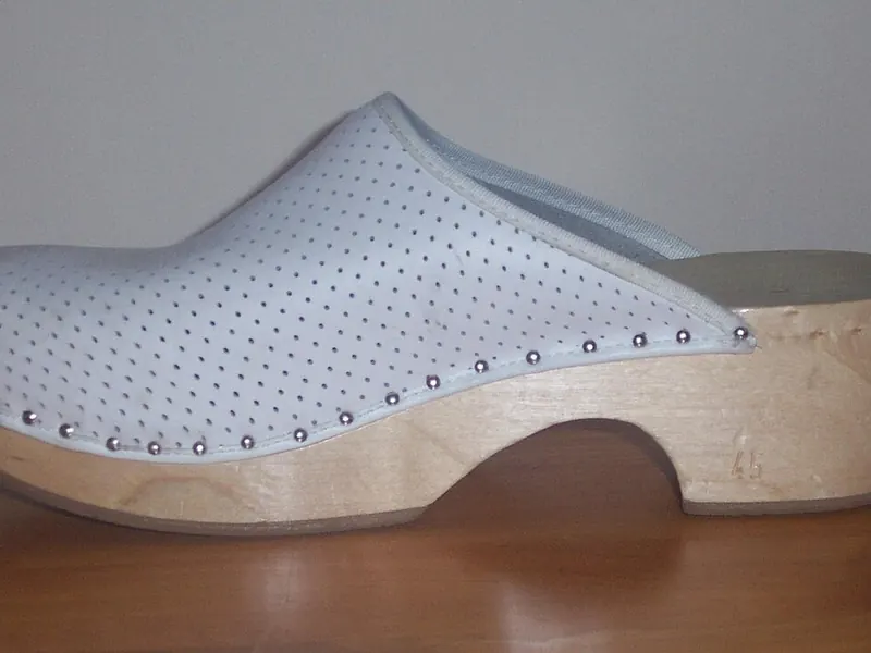 Non-slip galley shoes