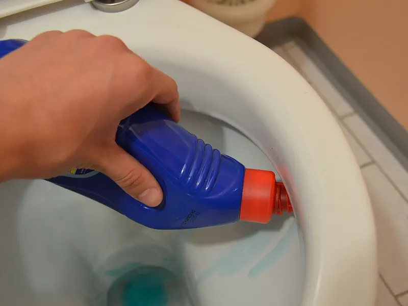 Toilet & bathroom cleaner